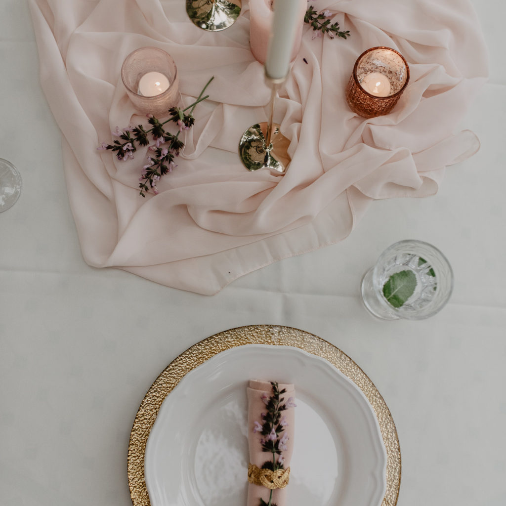 gedekte tafel trouwfeest met roze tinten