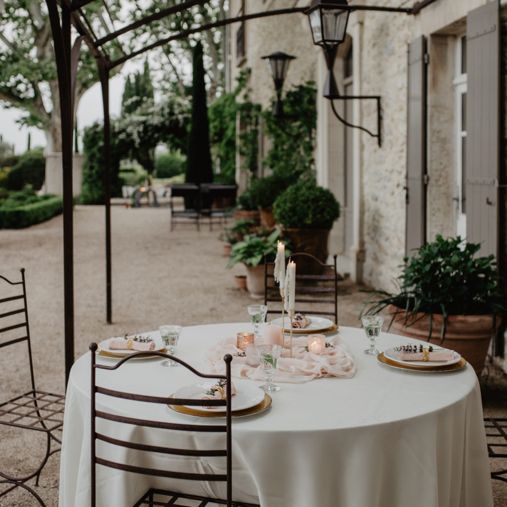 Gedekte tafel buiten trouwfeest met roze tinten