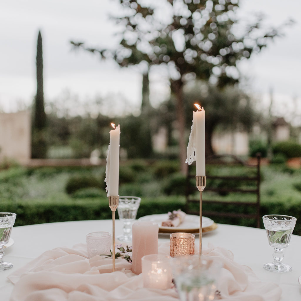 gedekte tafel huwelijk met kaarsen en roze tinten