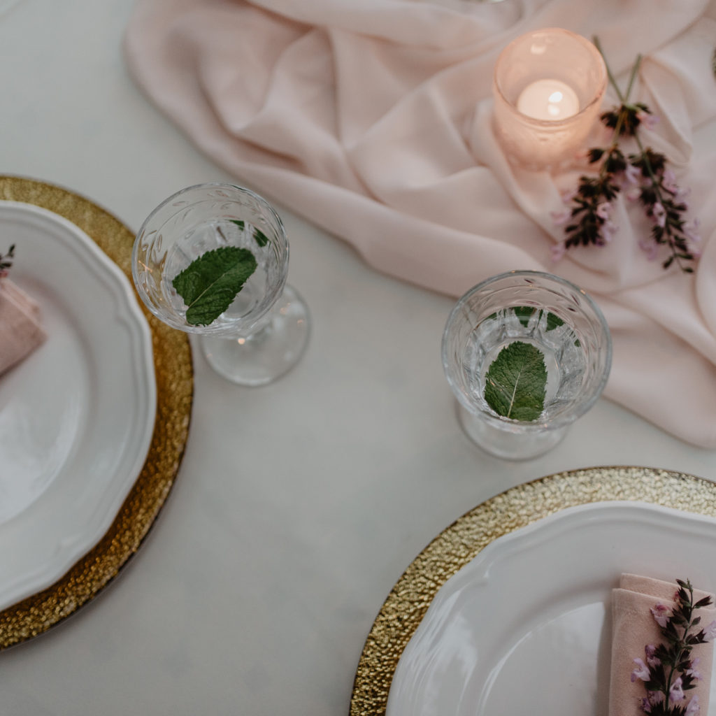Drankje in vintage glas op tafel met roze tinten