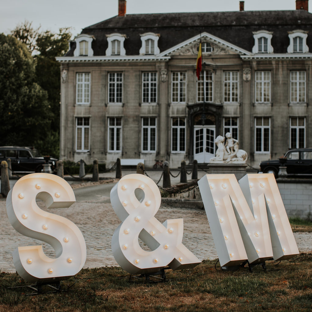 Lichtgevende letters 'S & M' huwelijk