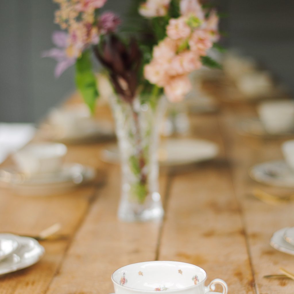 tea time met cupcakes en koffie tijdens een feestje