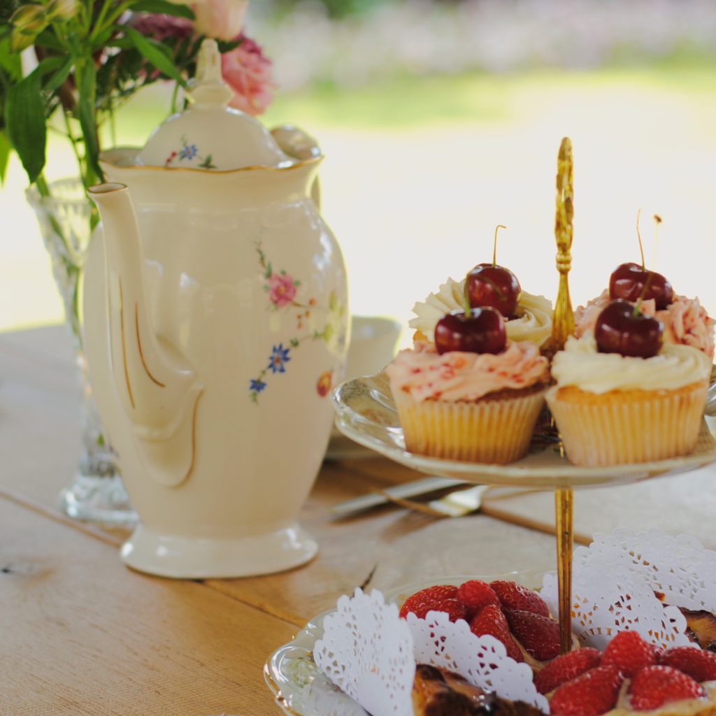 tea time met cupcakes en koffie tijdens een feestje